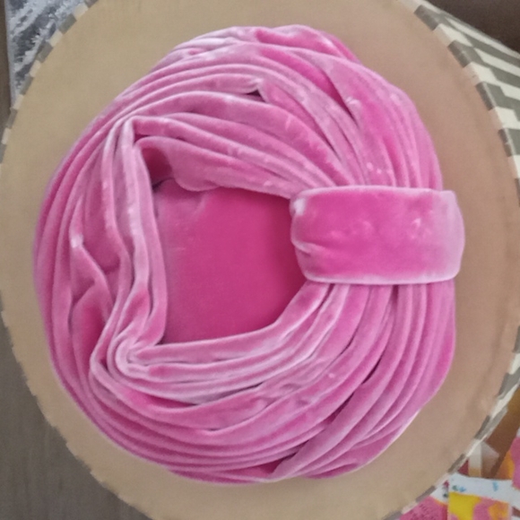 Antique hats and antique hat box - Picture 10 of 13